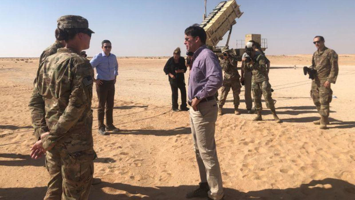 وزير الدفاع الأمريكي مارك إسبر يتحدث مع جنود أمريكيين أمام بطارية صواريخ باتريوت في قاعدة الأمير سلطان الجوية في السعودية يوم 22 أكتوبر تشرين الأول 2019. تصوير: إدريس علي - رويترز.